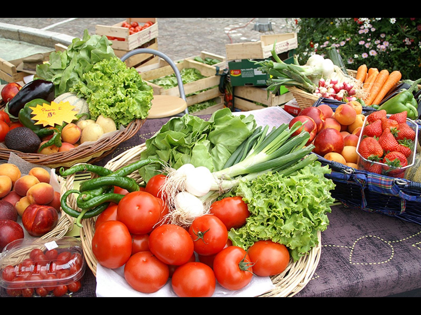 Marché hebdomadaire du dimanche matin à Fargue ...