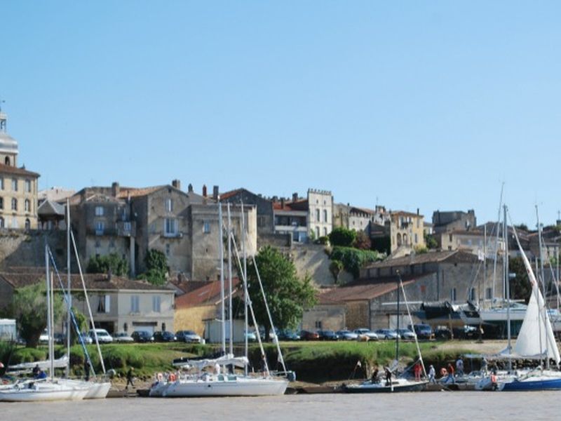 Fête du fleuve sur le port de Bourg