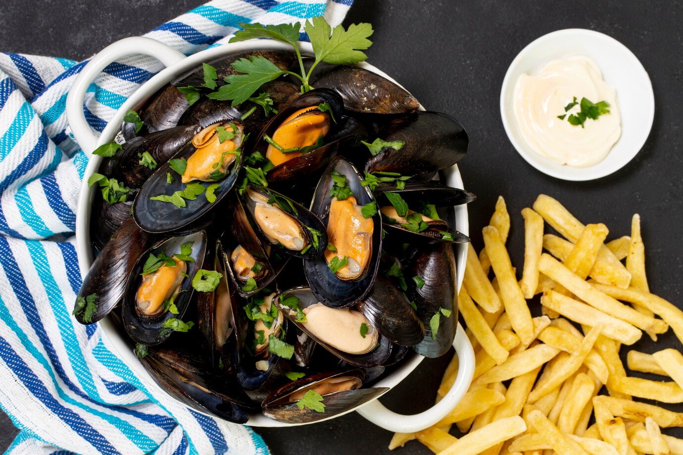 Concours de belote et repas moules frites à Au ...