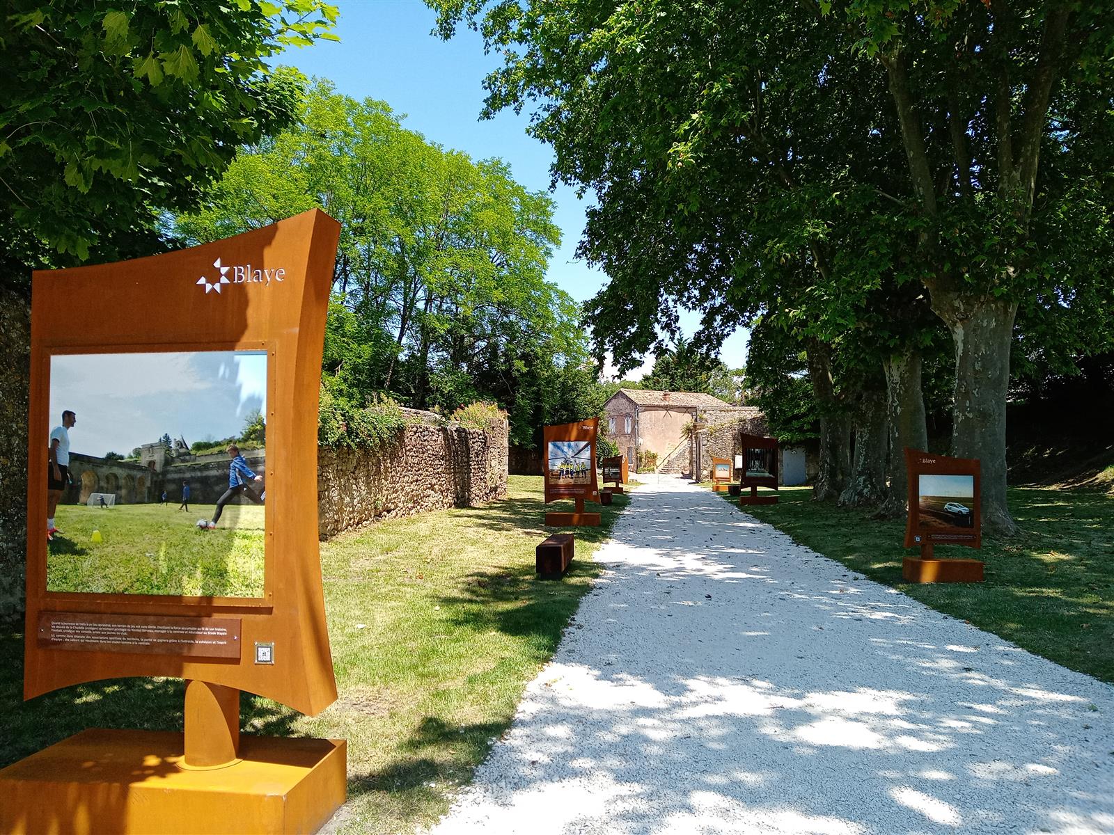 Exposition "Trésor Coloré", allée des arts et  ...