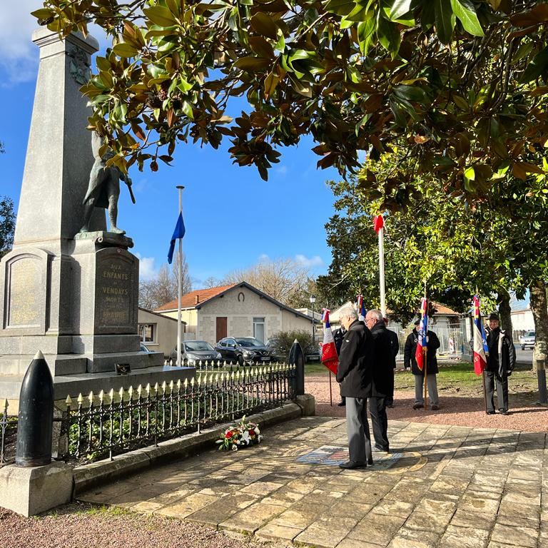 Cérémonie d'hommage aux morts de la guerre d'A ...