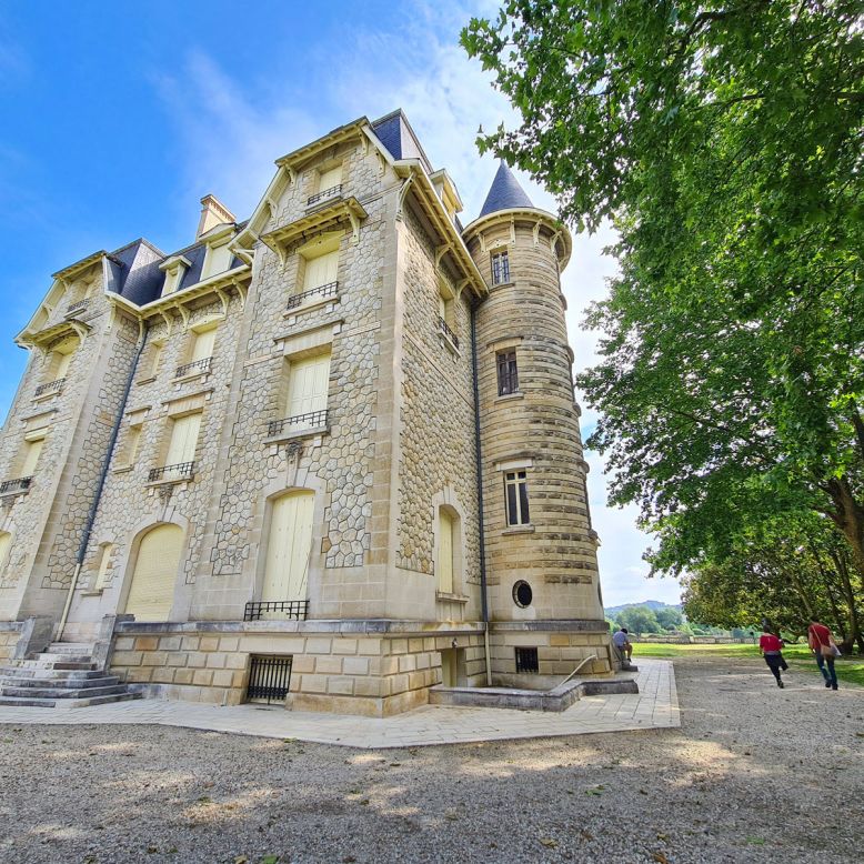 Chavat Castle and Park