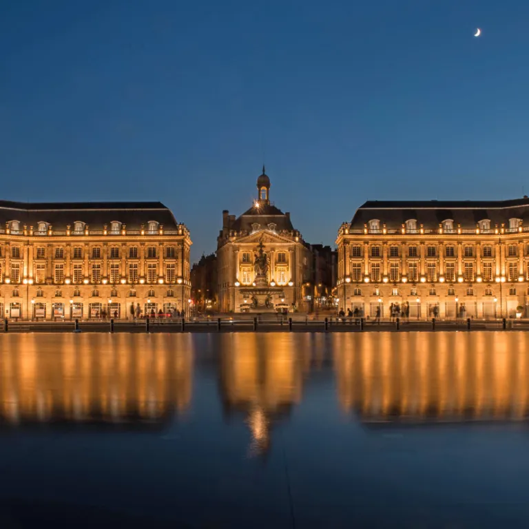 Visit Bordeaux at night: a guaranteed exotic s ...