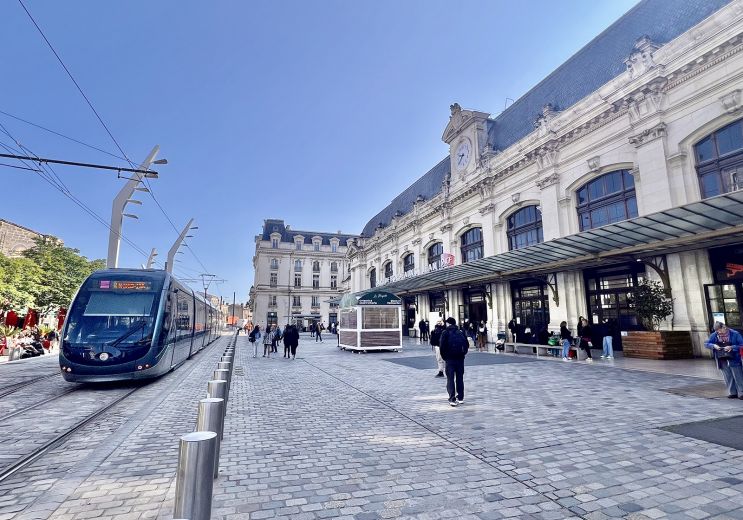 The tram stops this summer in Bordeaux, our so ...